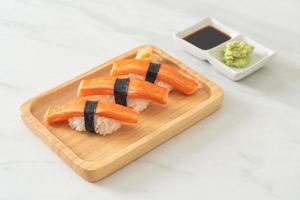 Sushi de bâton de crabe sur plaque de bois