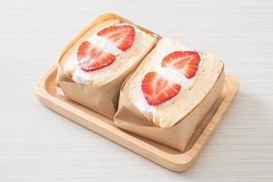 crêpes sandwich fraise crème fraîche photo