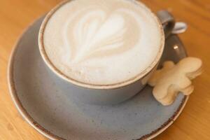 café sur une en bois table dans une café, dessins sur café. photo