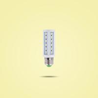 lampe à économie d'énergie led 230v isolée sur fond de couleur pastel jaune. photo
