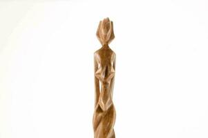 une en bois sculpture de une femme permanent sur une piédestal photo