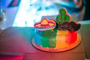 anniversaire gâteau décoré dans le style de Mexique. gâteau à le faire la fête. gâteau avec pain d'épice biscuits dans le forme de Sambrero et cactus. photo