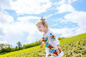 content ukrainien enfant dans gratuit Ukraine sans pour autant guerre court le long de une rural route dans une champ de ferme soja.. international mère Langue journée. guerre dans Ukraine photo