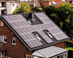 solaire panneaux sur le toit de une maison photo