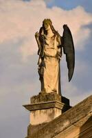 une statue de un ange sur Haut de une bâtiment photo