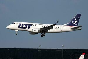 lot polonais compagnies aériennes embraer erj-170 sp-ldh passager avion arrivée et atterrissage à Vienne aéroport photo