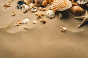 mer le sable avec étoile de mer et coquillages, copie espace pour texte à le bas. mer été vacances arrière-plan, vacances souvenirs concept. ai généré. photo