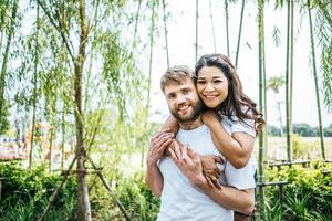 heureux couple souriant diversité dans l'amour moment ensemble photo