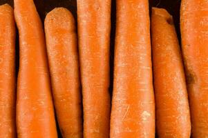 une proche en haut de une bouquet de carottes photo