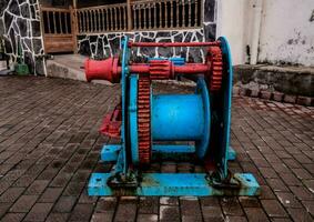 une bleu et rouge roue sur une brique trottoir photo