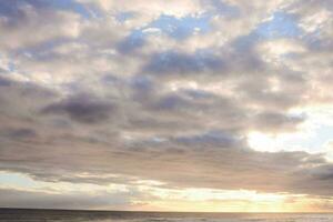 vue de une nuageux ciel et le océan photo