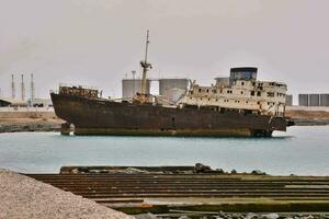 un vieux navire est séance dans le l'eau photo