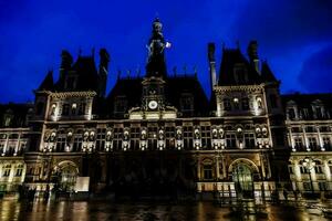 le Paris ville salle allumé en haut à nuit photo