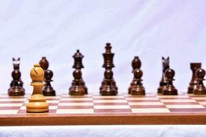 une échecs planche avec en bois échecs pièces sur Haut photo