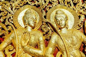 d'or statues de bouddhas dans une temple photo