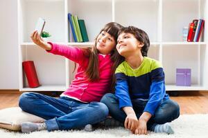 les enfants prise selfie photo