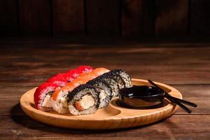 divers types de sushis servis sur fond sombre photo