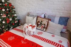 bel intérieur festif de noël dans une maison de campagne la veille de noël photo