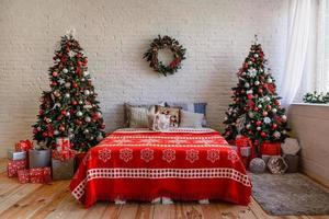 bel intérieur festif de noël dans une maison de campagne la veille de noël photo