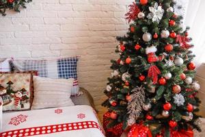 bel intérieur festif de noël dans une maison de campagne la veille de noël photo