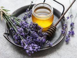 pot avec du miel et des fleurs de lavande fraîche photo