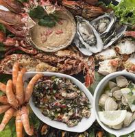 plateau gastronomique de fruits de mer frais mélangés sur une table de restaurant espagnol photo