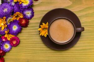 image de tasse de café avec magnifique fleurs sur en bois Contexte photo