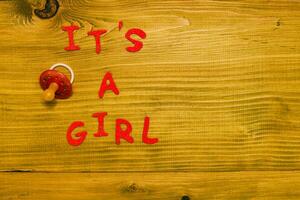 texte c'est une fille avec sucette sur en bois table photo