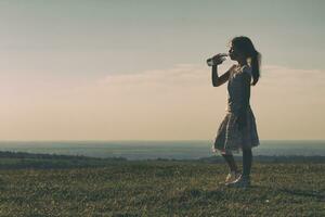 petite fille, eau potable photo