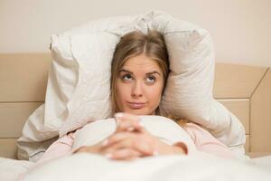 femme est ayant problèmes avec en train de dormir photo