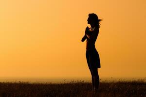 silhouette de une femme méditer dans le la nature photo