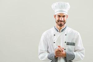 portrait de souriant chef en train de préparer à cuisinier photo