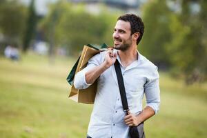 Jeune homme d'affaire dans achats photo