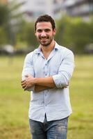 Jeune homme d'affaire est permanent dans le parc photo