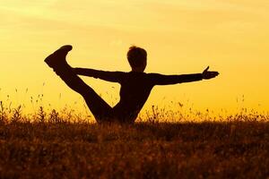 silhouette de femme Faire yoga photo