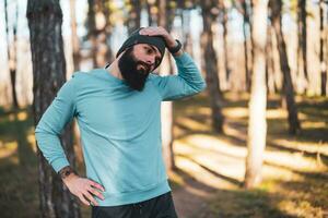 homme avec barbe jouit exercice dans la nature photo