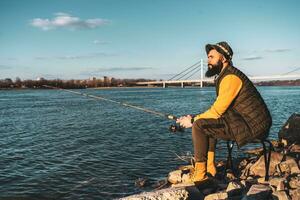 homme jouit pêche par le rivière photo