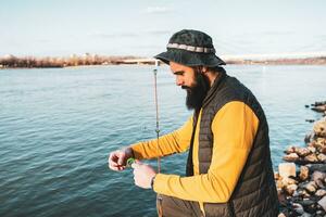 homme jouit pêche à le rivière photo