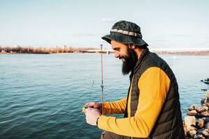 homme jouit pêche à le rivière photo