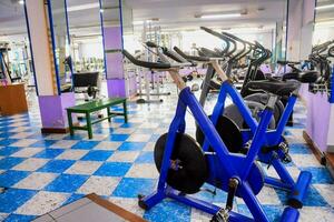 une Gym avec exercice vélos et miroirs photo