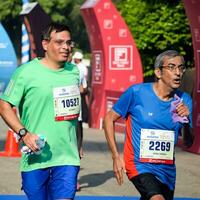 Nouveau Delhi, Inde - octobre 15 2023 - védanta delhi moitié marathon course après convoitise dans lequel marathon les participants à propos à traverser le terminer doubler, delhi moitié marathon 2023 photo