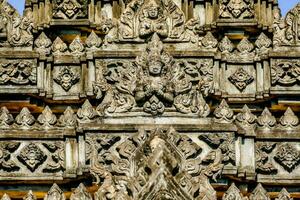 le complexe sculptures sur le côté de une temple photo