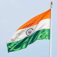 drapeau indien flottant, drapeau indien le jour de l'indépendance et le jour de la république de l'inde, agitant le drapeau indien, har ghar tiranga photo