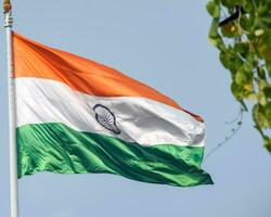 drapeau indien flottant, drapeau indien le jour de l'indépendance et le jour de la république de l'inde, agitant le drapeau indien, har ghar tiranga photo