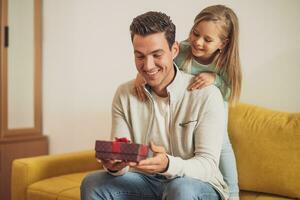 content père est avoir cadeau de le sien fille photo