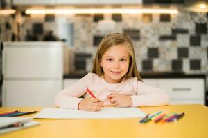 magnifique peu fille jouit dessin à sa Accueil photo