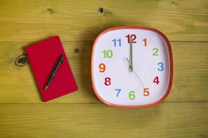 image de personnel organisateur et l'horloge montrant minuit en bois tableau. photo