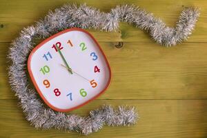 image de décoré l'horloge montrant minuit sur en bois table photo