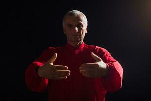 Sénior homme jouit exercice tai chi intérieur photo