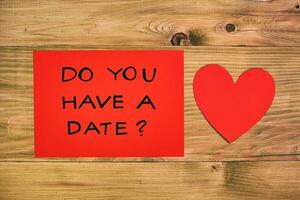 rouge papier avec question faire vous avoir une Date et cœur sur en bois table photo